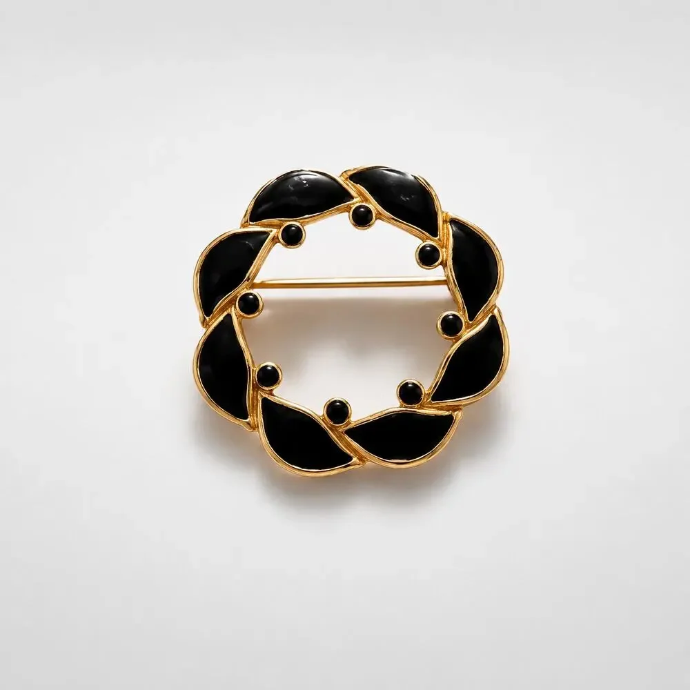 Black‎ Enamel Wreath Brooch Pin Circle Gold-tone 1.25